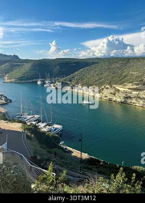 Porto e centro città di Bonifacio sulla punta meridionale della costa mediterranea della Corsica in estate Foto Stock