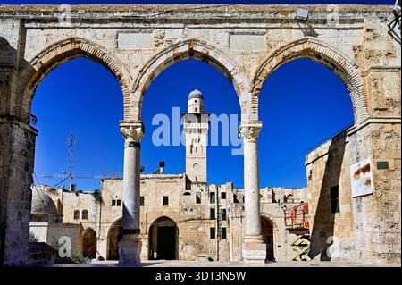 I visitatori potranno ammirare la moschea della Cupola della roccia attraverso gli archi del Monte del Tempio di Gerusalemme in una giornata di sole. Foto Stock