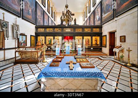 All'interno della Chiesa ortodossa di Gerusalemme, i visitatori possono ammirare le icone religiose e l'arte. La chiesa presenta un'architettura ornamentale e decorazioni colorate. Foto Stock