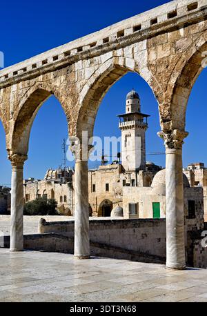 I visitatori esplorano il Monte del Tempio mentre osservano la moschea della Cupola della roccia sotto un cielo azzurro limpido a Gerusalemme. Foto Stock