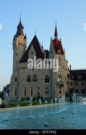 Il castello di Moszna è un castello storico e residenza situato in un piccolo villaggio di Moszna, in Polonia Foto Stock