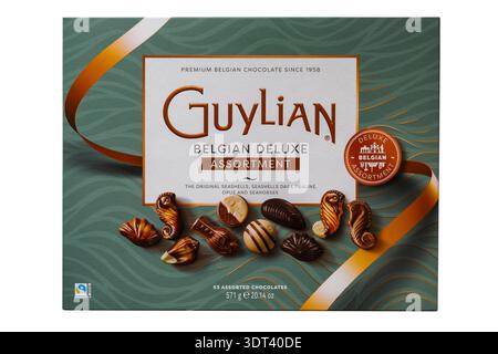 Grande scatola di cioccolatini Guylian Belgian Deluxe su sfondo bianco - cioccolatini belgi di prima qualità Foto Stock