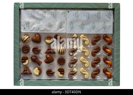 Grande scatola di cioccolatini Guylian Belgian Deluxe assortiti con coperchio rimosso per mostrare il contenuto isolato su sfondo bianco - cioccolatini belgi di prima qualità Foto Stock