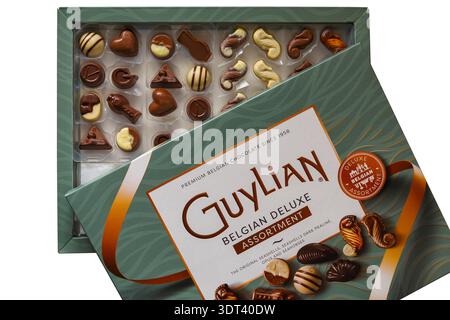 Grande scatola di cioccolatini Guylian Belgian Deluxe assortiti con coperchio spento per mostrare il contenuto impostato su sfondo bianco - cioccolatini belgi di prima qualità Foto Stock