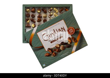 Grande scatola di cioccolatini Guylian Belgian Deluxe assortiti con coperchio spento per mostrare il contenuto isolato su sfondo bianco - cioccolatini belgi di prima qualità Foto Stock