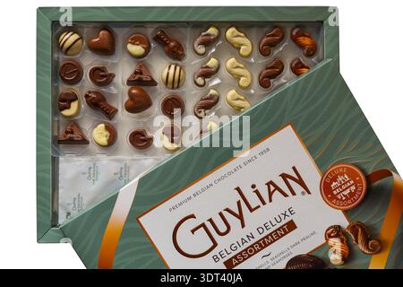Grande scatola di cioccolatini Guylian Belgian Deluxe assortiti con coperchio spento per mostrare il contenuto impostato su sfondo bianco - cioccolatini belgi di prima qualità Foto Stock