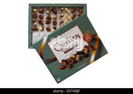 Grande scatola di cioccolatini Guylian Belgian Deluxe assortiti con coperchio spento per mostrare il contenuto isolato su sfondo bianco - cioccolatini belgi di prima qualità Foto Stock