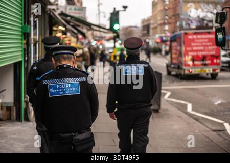LONDRA - 8 DICEMBRE 2025: Kilburn High Road NW6 - Police Community Support Officers pattugliamento High Street, Urban Security Scene Foto Stock