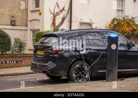 LONDRA - 15 DICEMBRE 2025: Hampstead NW3 - ricarica BMW iX EV alla stazione Pod Point Foto Stock