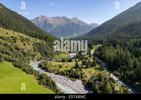 Veduta aerea della valle del fiume Inn vicino a Zernez che guarda a nord-est in direzione di Zernez accanto alla Route 27, Svizzera. Foto Stock