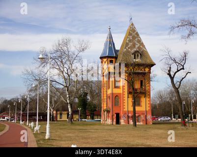Un antico castello abbandonato con una cupola e motivi etnici sulla riva del lago Palić vicino a Subotica Foto Stock