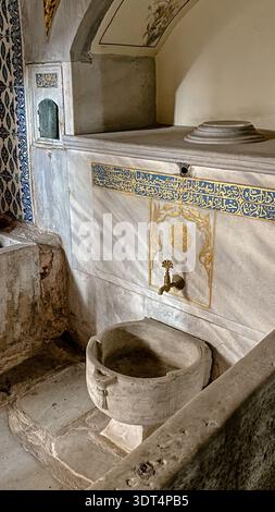 Fontana in marmo storica vicino all'ingresso dell'harem imperiale al palazzo di Topkapi a Istanbul, Turchia. Foto Stock