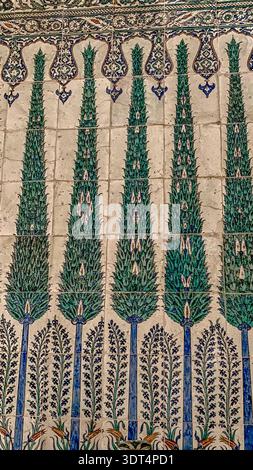 Piastrelle storiche di Kutahya con cipressi ripetuti nel Cortile degli Eunuchi Neri al Palazzo di Topkapi, Istanbul, Turchia. Foto Stock