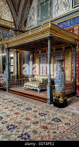 Sala imperiale con il trono del sultano e vasi di porcellana nell'arpa del Palazzo di Topkapi, Istanbul, Turchia. Foto Stock
