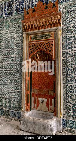 Fontana murale ottomana ornata con intagli dorati e piastrelle in ceramica in un corridoio dell'Harem imperiale al Palazzo Topkapi, Istanbul, Turchia. Foto Stock