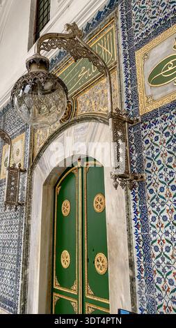 Ingresso ornato verde e oro della Camera delle Reliquie Sacre al Palazzo di Topkapi a Istanbul, Turchia. Foto Stock