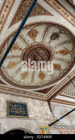 Cupola rococò ornata con medaglioni floreali dorati e calligrafia araba sotto il Portale della Felicità al Palazzo di Topkapi, Istanbul. Foto Stock