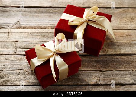 Bellissime confezioni regalo in velluto su un tavolo di legno, primo piano Foto Stock
