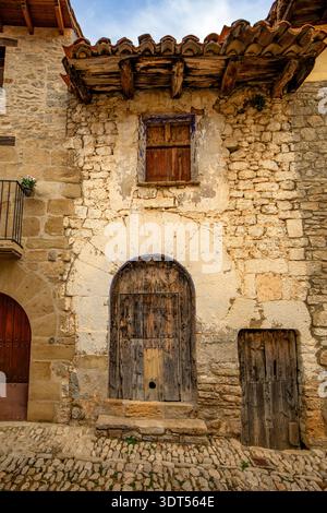 Facciata di una vecchia casa nel centro storico di Mirambel, Teruel, Aragona, Spagna Foto Stock