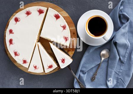 Collezione di dessert con Cheesecake e una tazza di caffè su un tavolo Foto Stock