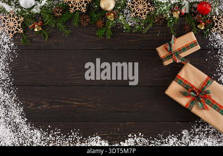 Collezione di regali e decorazioni natalizie su un tavolo in legno pronto per la celebrazione Foto Stock