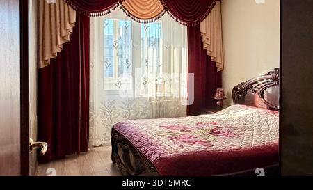 Camera accogliente in una giornata di sole, interni in stile classico con spazio per copie. Foto Stock