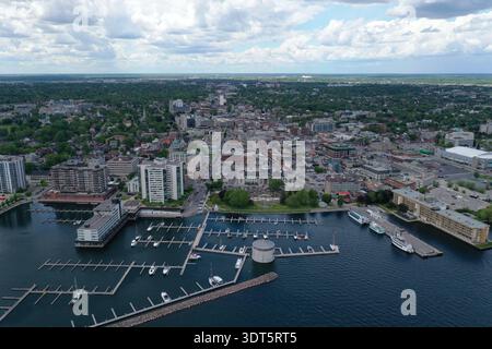 Vista aerea di Kingston, Ontario, dal lago Ontario, con i moli della città e lo storico municipio nel cuore del lungomare. Foto Stock