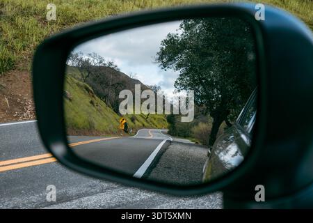 L'autostrada a due corsie si snoda attraverso lo specchio laterale Foto Stock