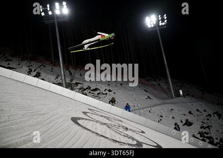 Predazzo, Italia, 16 febbraio 2026. Kevin Bickner degli Stati Uniti d'America in azione durante la gara Ski Jumping Men's Super Team Large Hill dei Giochi Olimpici invernali 2026 a Predazzo, Italia. (Foto di Igor Kupljenik/Sports Press Photo) Foto Stock