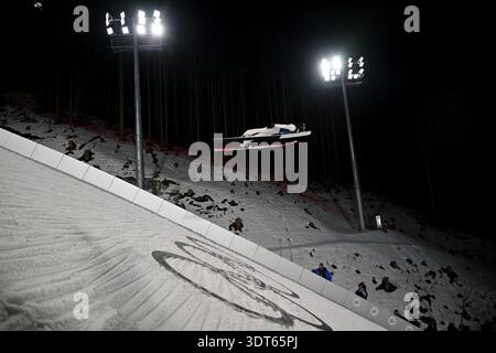 Predazzo, Italia, 16 febbraio 2026. Tate Frantz degli Stati Uniti d'America in azione durante la gara di salto con gli sci maschile Super Team Large Hill dei Giochi Olimpici invernali 2026 a Predazzo, Italia. (Foto di Igor Kupljenik/Sports Press Photo) Foto Stock