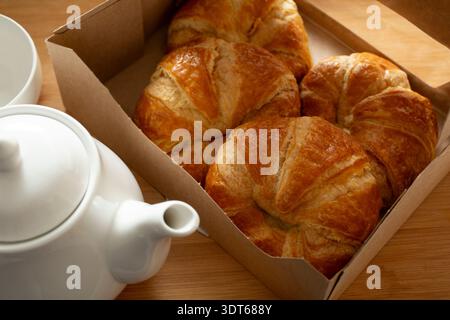 Una vista di una scatola di croissant. Foto Stock