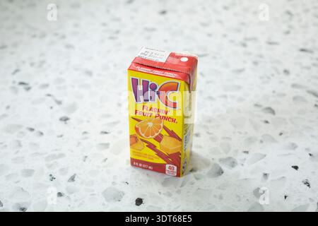 Los Angeles, California, Stati Uniti - 08-14-2024: Una vista di una bevanda di succo HI-C, in un menu'. Foto Stock