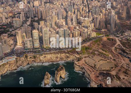 Veduta aerea dei Pigeons's Rock Sea Stacks e della costa di Beirut con lo skyline della città, Libano Foto Stock
