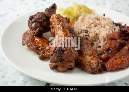 Vista ravvicinata di un piatto di ali di pollo strapazzate. Foto Stock
