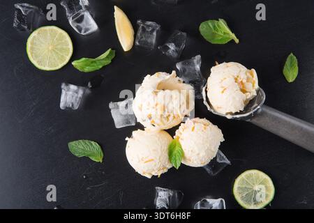Gelato estivo con menta e agrumi su sfondo nero con luce pomeridiana Foto Stock