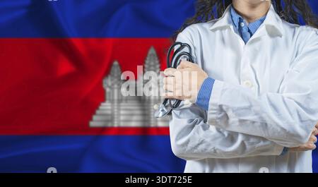 Operatore sanitario con sfondo della bandiera cambogiana. Medico professionista con stetoscopio sullo sfondo della bandiera cambogiana Foto Stock