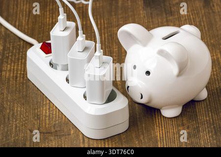 Cavetto bianco e cavo di prolunga elettrico. Concetto di risparmio energetico a casa, bollette, consumo energetico intelligente Foto Stock