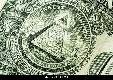 Reverse of US one dollar Bill closeup macro, 1 banconota da usd, grande sigillo, piramide e occhio di Dio tutto-vedere, soldi degli stati uniti Foto Stock