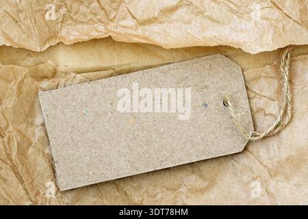 Etichetta vuota legata con cordoncino marrone. Etichetta prezzo, etichetta di vendita, etichetta indirizzo, ecc. Foto Stock