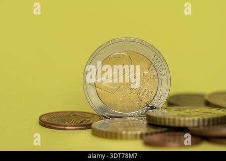 Close up di monete in euro, concentrarsi su 2 euro Foto Stock