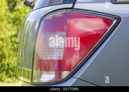 Dettaglio dell'estremità posteriore di un auto in argento con focus sulle luci di stop Foto Stock