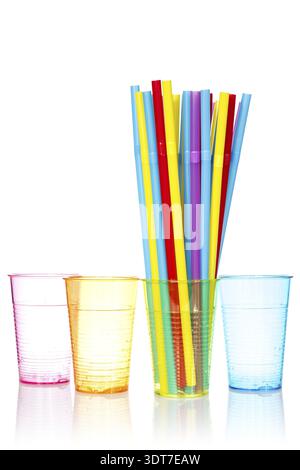 Plastica vetri colorati e il mazzetto di cannucce colorate Foto Stock