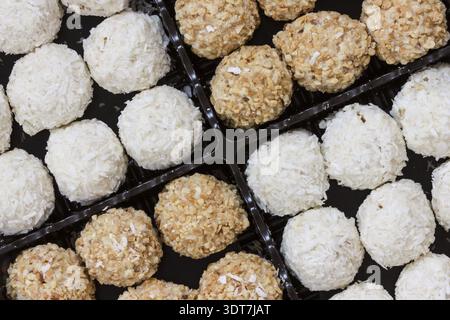 In casa tartufi di cioccolato e laminati in una speciale topping Foto Stock