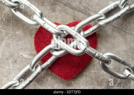 Cuore legato a catene. Concetto di amore senza fine Foto Stock