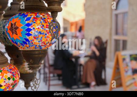 Tradizionale lanterna a mosaico appesa nel mercato arabo del souk. Lampada orientale decorativa che crea l'atmosfera del bazar mediorientale Foto Stock