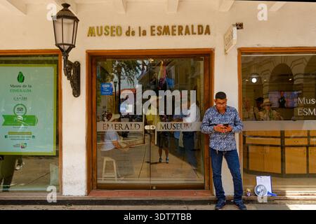 Città vecchia di Cartagena - uomo sul suo cellulare in piedi di fronte al Museo di Smeraldo. Foto Stock