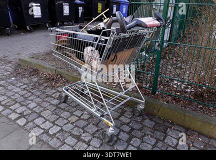 Geklaute Einkaufswagen 20.02.2026, Chemnitz, Fürstenstraße, immer wieder sieht man im Stadtbild einzelne Einkaufwagen von verschiedenen Supermärkten zweckentfremdet herumstehen. Die Mitnahme von Einkaufswagen vom Supermarktgelände nach Hause oder deren zweckfremde Nutzung ist kein Kavaliersdelikt, sondern eine Straftat. Es handelt sich hierbei in der Regel um Unterschlagung Âß 246 StGB oder Diebstahl Âß 242 StGB, era rechtliche Konsequenzen nach sich ziehen kann. Hier sind die wichtigsten Punkte zusammengefasst: Eigentumslage: Einkaufswagen bleiben auch außerhalb des Supermarktgeländes Eigentu Foto Stock