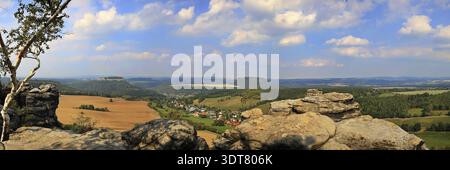 Viste mozzafiato da Pfaffenstein sulle montagne di arenaria dell'Elba e sulla campagna, Koenigstein, Assia, Germania Foto Stock