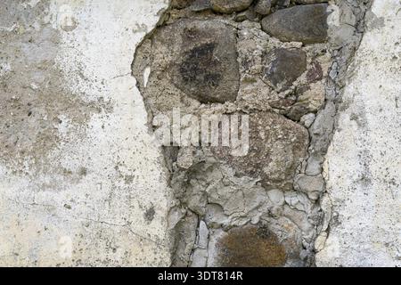 Sfondo di antiche pareti in pietra con intonaco caduto. Può essere utilizzato come sfondo per design o poster Foto Stock