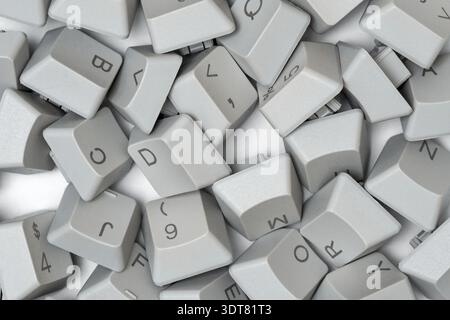 Vista ravvicinata dei tasti grigi della tastiera del computer. Riparazione computer, servizio Foto Stock